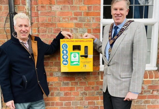 Haslemere Comrades Club head steward Mark Harris and town mayor Cllr Simon Dear unveil the new defibrillator