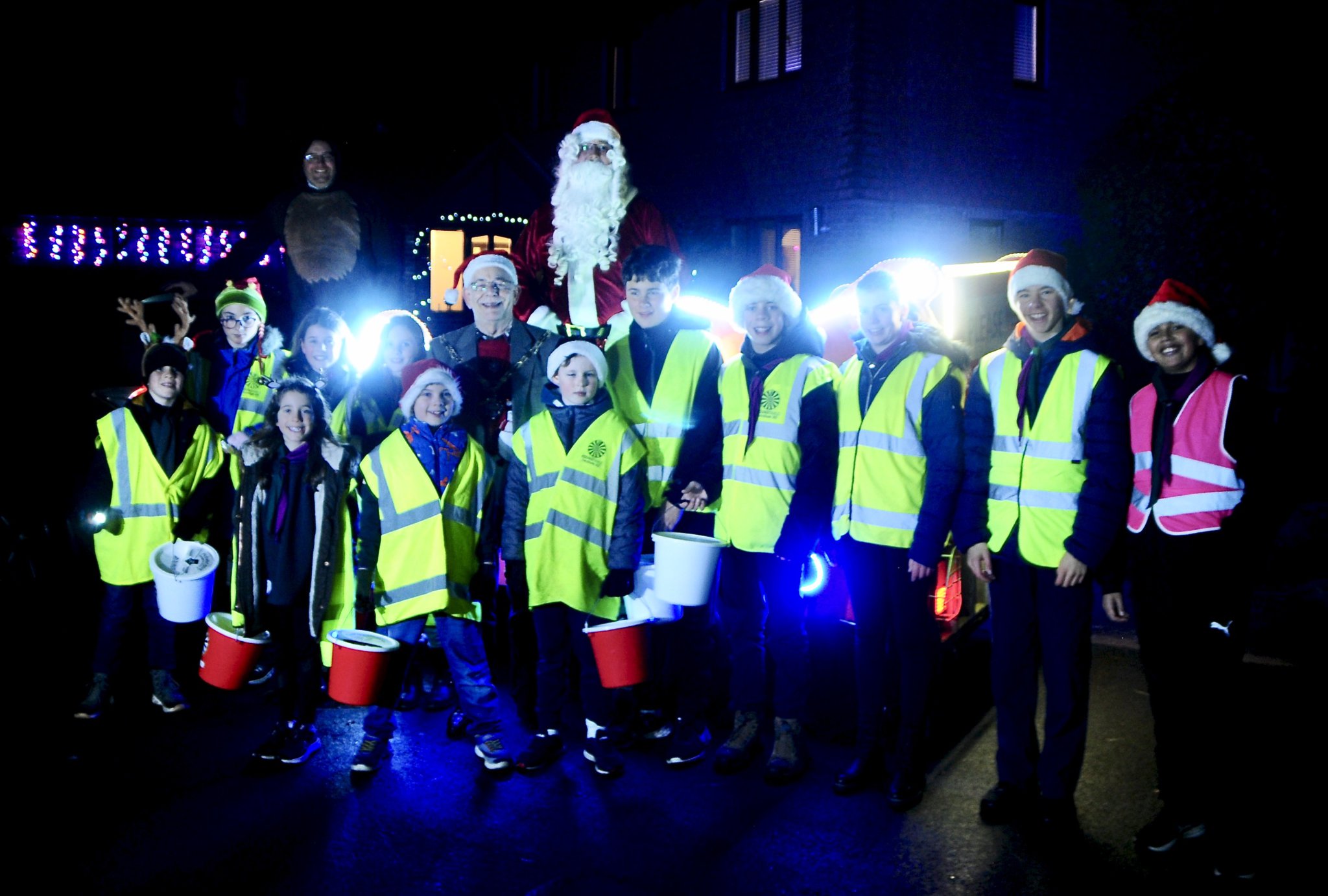 Mayor joins Santa on sleigh tour for Farnham’s food bank