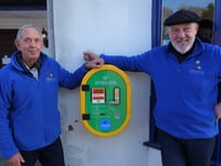 New defibrillator installed at Weybourne pub will be available 24/7