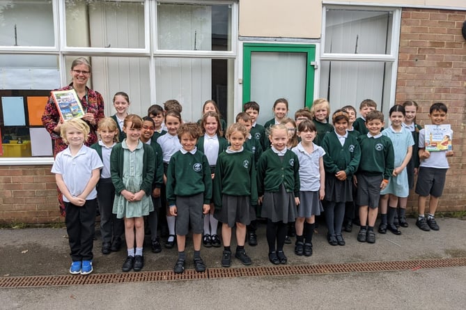 Cllr Suzie Burns meets The Butts Primary School’s Badger Class pupils to receive their Alton guide book, May 2023.