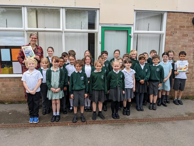 Cllr Suzie Burns meets The Butts Primary School’s Badger Class pupils to receive their Alton guide book, May 2023.