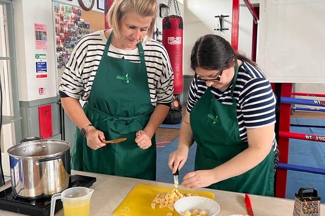 Farnham Foodbank just finished its latest ‘Eat Well Spend Less’ cookery course at Brambleton Hall in Wrecclesham – with another course already underway at Weydon School