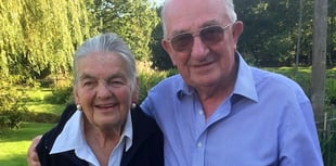 Man celebrates 90th birthday jumping out of a plane for Alzheimer's