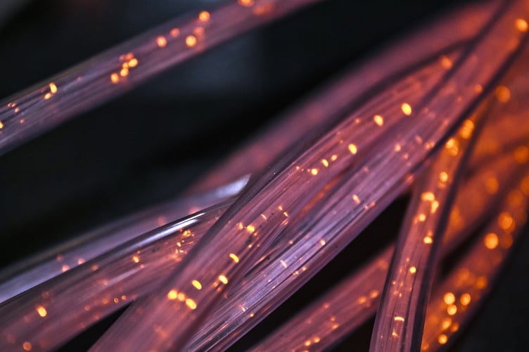 Broadband fibre