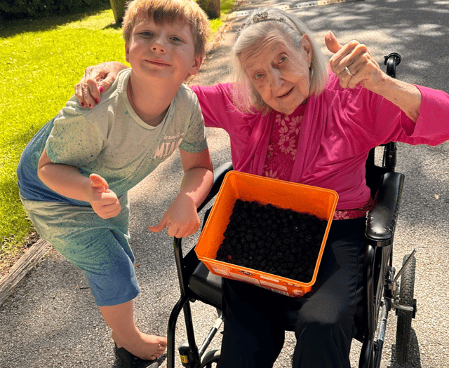 Unlikely friends go berry picking together