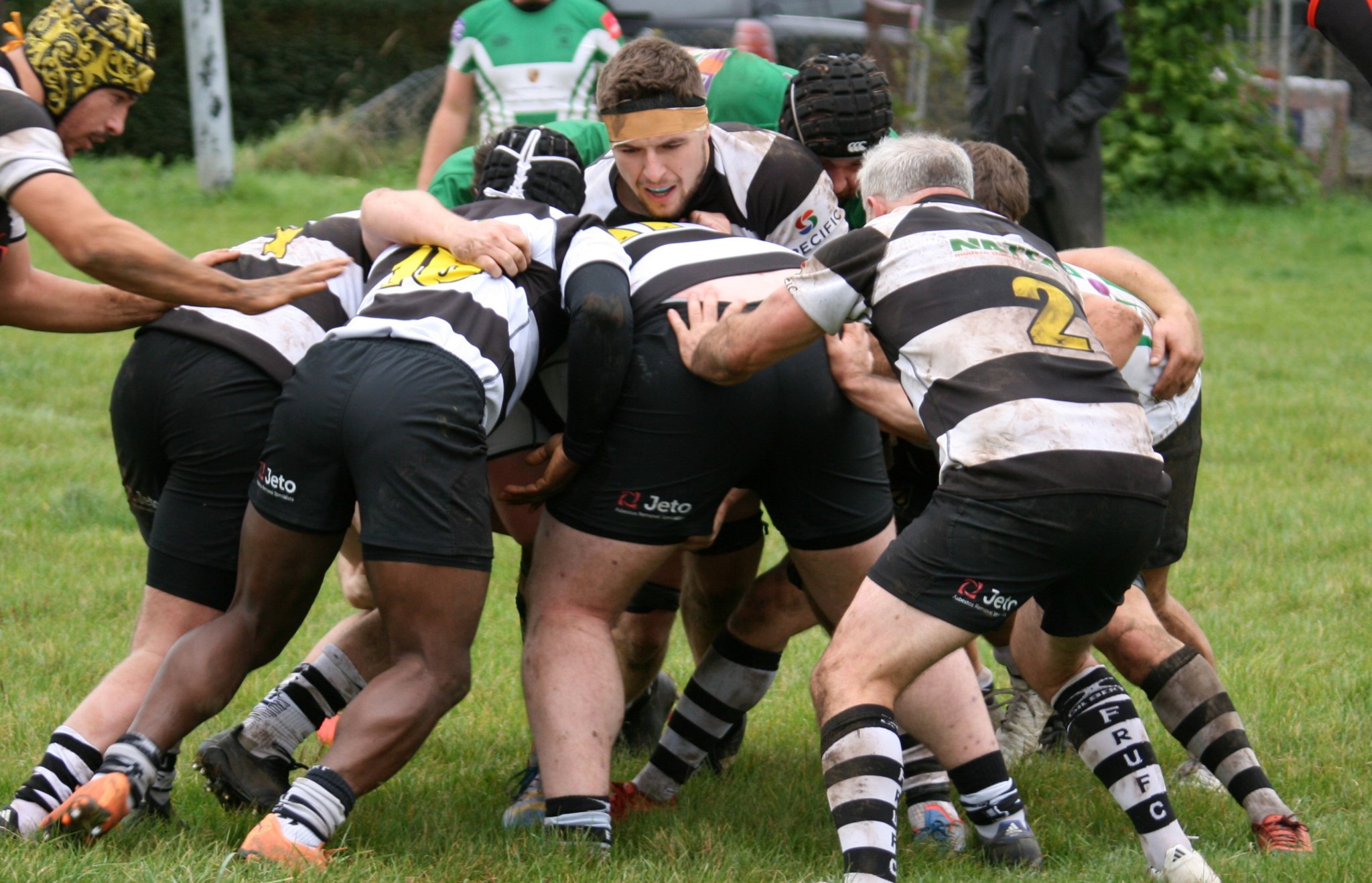 The Farnham pack gather round Jonny Vincent and drive for the line