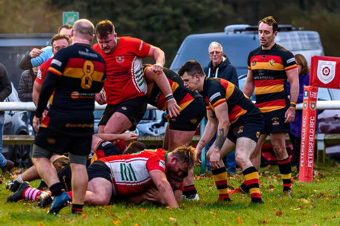 Nic Wilde scores Petersfield’s first try against Eastleigh