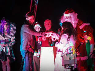 Brave boyfriend proposes at Farnham Christmas lights switch-on