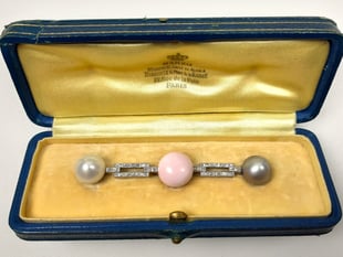 Pearl with royal provenance sells for record £71,500 in Farnham