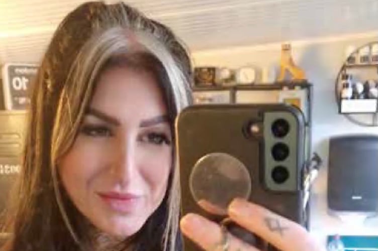 Laura Raña tattooist selfie