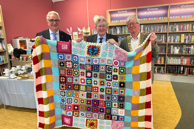 Rotary club accepts blanket from Cllr Robini 