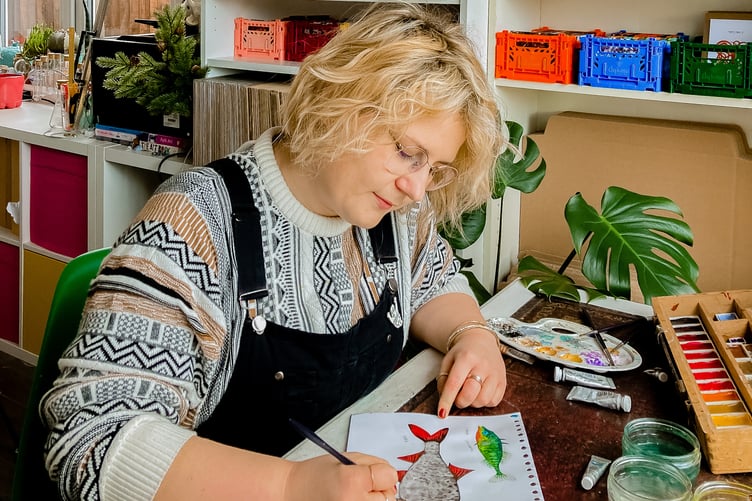 Haslemere artist Maddie Chambers has been named the Young Business Person of the Year at the SME Surrey Business Awards