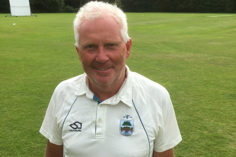 Nigel Martyn achieved the remarkable bowling figures
of 9-7-2-2 against Grayshott on Saturday
