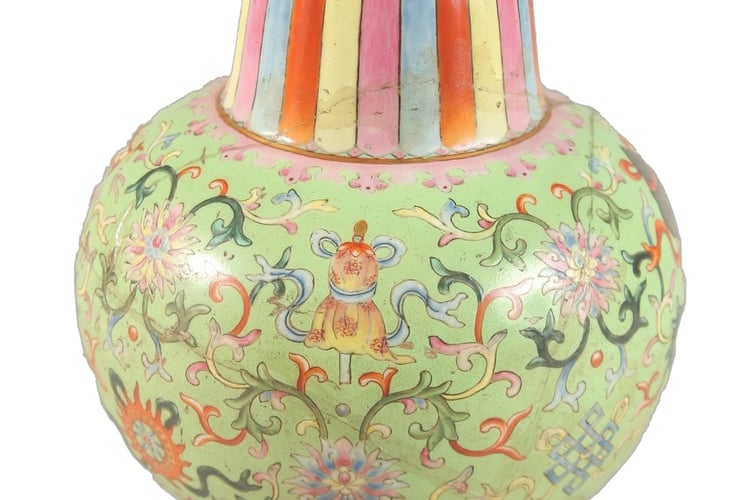 Damaged Chinese vase sells for £11,700 at auction