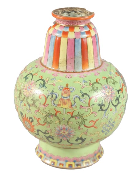 Damaged Chinese vase sells for £11,700 at auction
