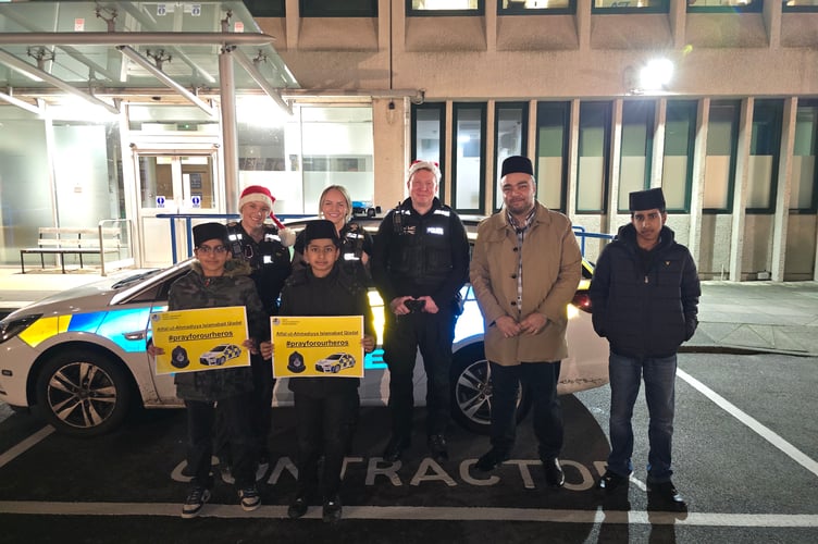 The Ahmadiyya Muslim Youth Association (AMYA) distributes food to police in Guildford.
