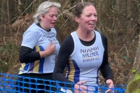 Sam Arlow and Niamh O’Hagan fight it out to the finish line at Alice Holt Forest