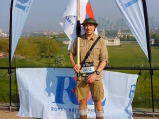 Veteran adapts to heat with WWII desert uniform in London Marathon