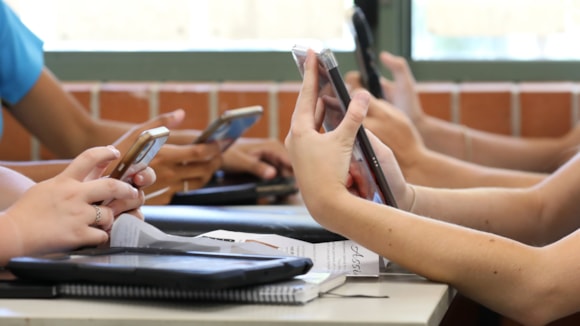 Parents plea to Farnham councillors: Save our kids from smartphones
