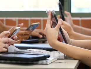Parents plea to Farnham councillors: Save our kids from smartphones
