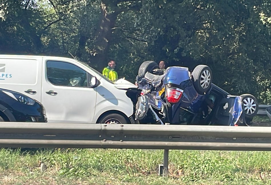 Accident on A31 Farnham bypass: Eastbound carriageway closed