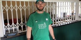 Rowledge in strong position before rain halts final match