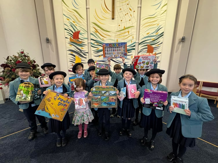 Two years ago, pupils and staff from St Ives School Haslemere delivered a generous donation of gifts to the Haslemere Food Bank for its Christmas drive. With less than three weeks to go until this year’s appeal deadline, the charity is once again calling on the community for festive donations