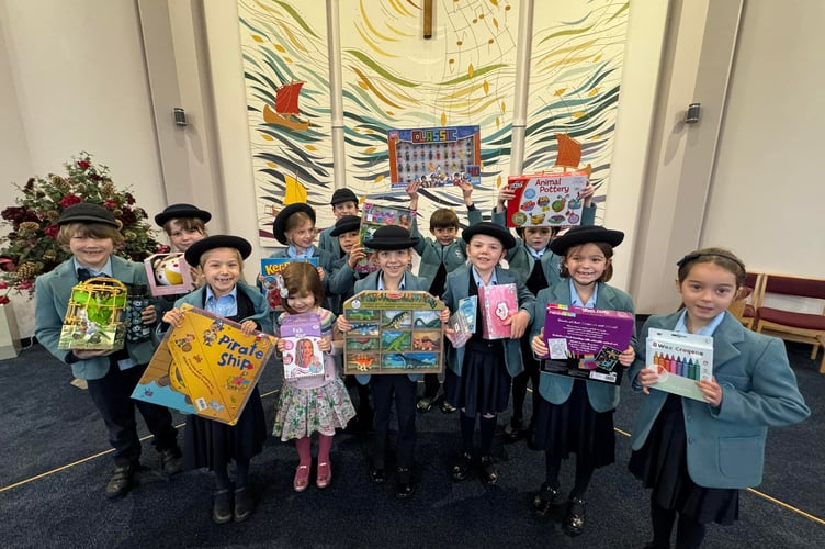 Two years ago, pupils and staff from St Ives School Haslemere delivered a generous donation of gifts to the Haslemere Food Bank for its Christmas drive. With less than three weeks to go until this year’s appeal deadline, the charity is once again calling on the community for festive donations