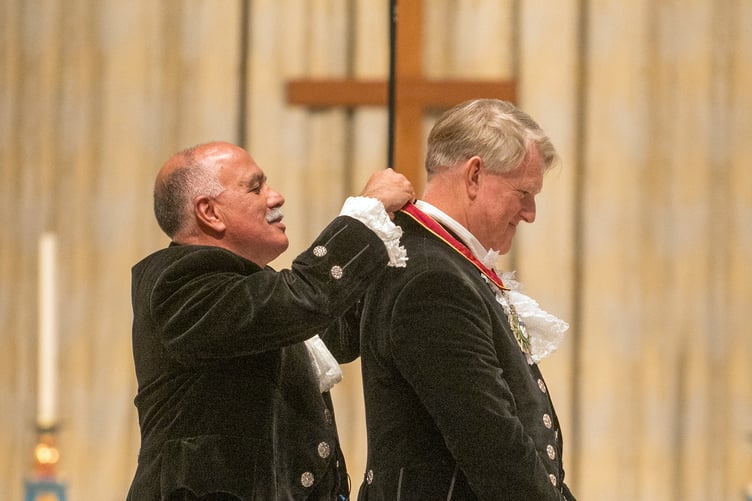 Shahid Azeem DL hands over the badge of High Sheriff of Surrey to Peter-Cluff.