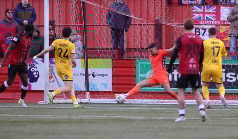 Warren's stoppage-time equaliser rescues point for ten-man Aldershot