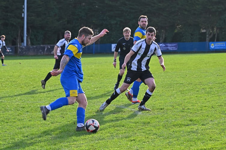 Jordan Sullivan takes on his man (Photo: Malcolm Wells)