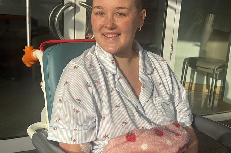 Jess Gibelli in hospital. // A young woman's stomach bug and bloating turned out to be a rare and aggressive form of blood cancer. Jess Gibelli, 28, started experiencing nausea, sickness, severe fatigue and bloating in November 2025 but she initially put it down to a sickness bug. She was working two physically demanding jobs as a florist and running her own event décor business - Viva La Fiesta - and she'd go straight to bed after work without having any dinner.  But when her heart rate suddenly shot up to 160 while lying down in December 2025, Jess was rushed to hospital and doctors found a 30cm abdominal mass on an ultrasound.  