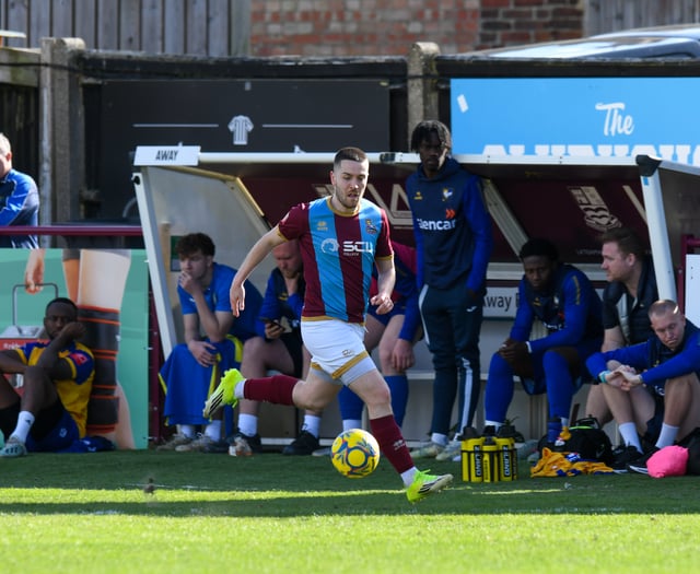 Farnham Town midfielder Darryl Sanders signs new one-year contract