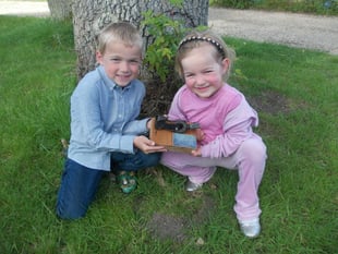 Metal detecting children discover a bomb in their garden 