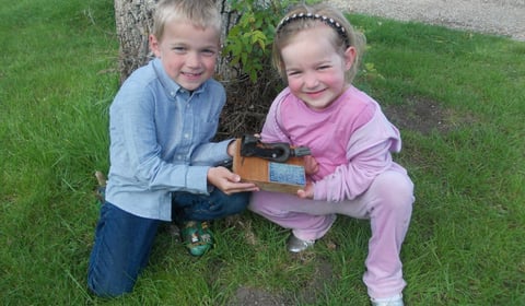 Metal detecting children discover a bomb in their garden 