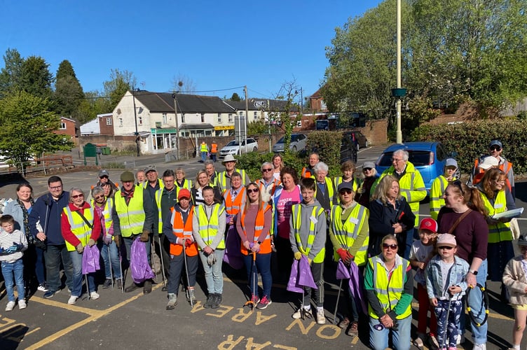 Liphook residents and volunteers take part in the village’s annual litter pick. Credit: Liphook in Bloom.

