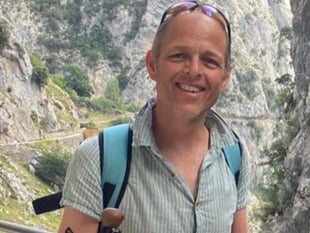Farnham vet takes on marathon row for charity