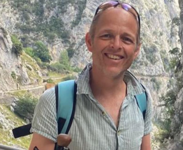 Farnham vet takes on marathon row for charity